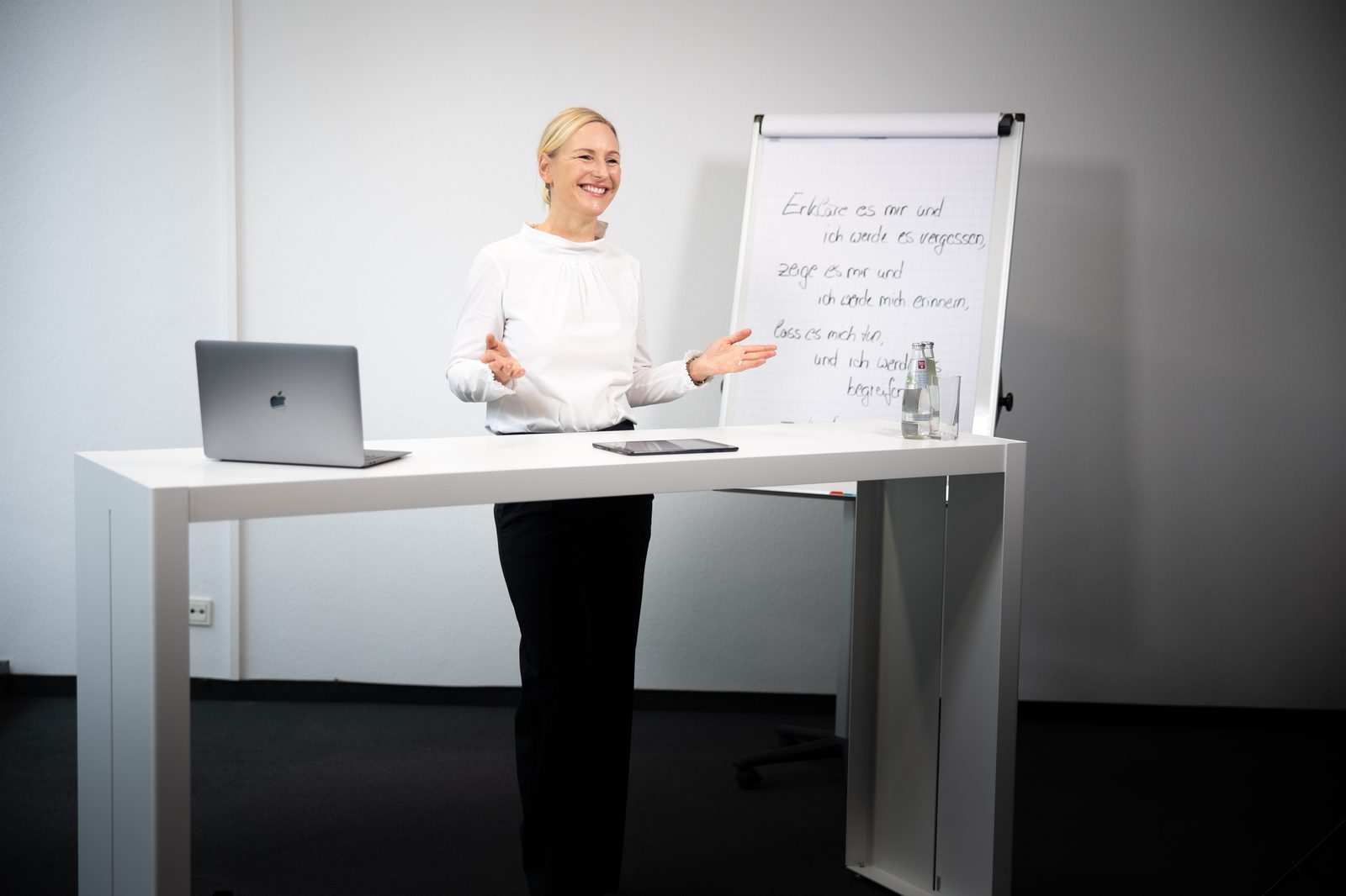 Stefanie Kurzschenkel bei einem Team-Workshop mit Flipchart